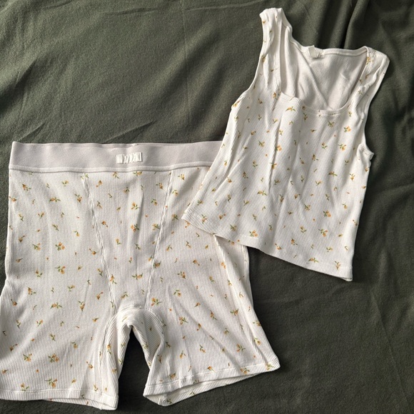 SKIMS Other - SKIMS White Floral Women's Pajama Set